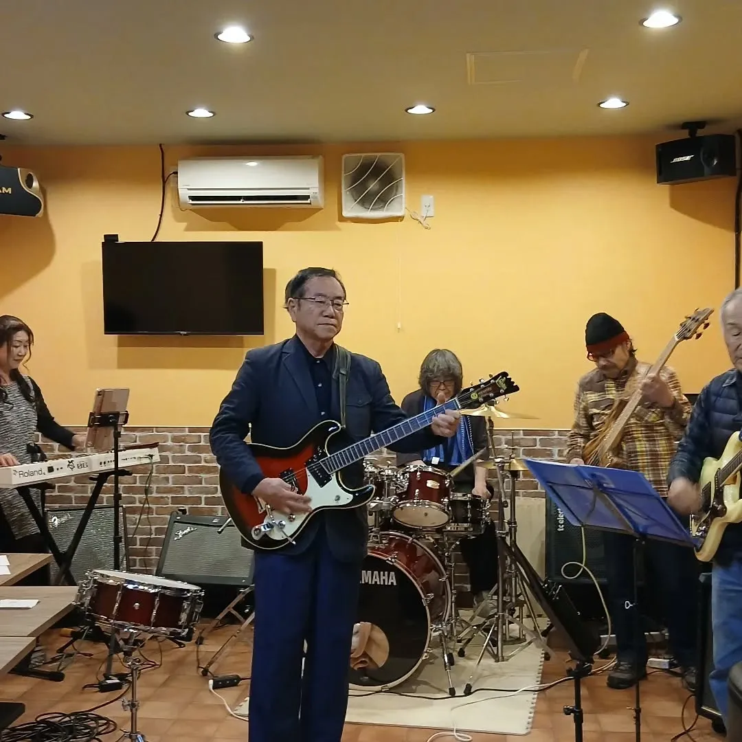 本日、ベンチャーズバンドによる貸し切りのライブが行われ、大盛...